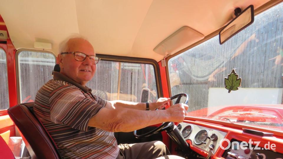 Spucken, rauchen, rattern und stottern: Das DDR-Feuerwehrauto ist alles andere als leise. Aber Gisbert Schulwitz liebt diese Geräuschkulisse, die an frühere Zeiten erinnert. Bild: ubb