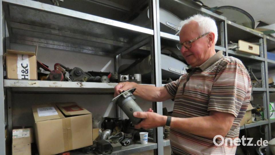 Gisbert Schulwitz hat sich ein umfangreiches Ersatzteile-Lager eingerichtet. Dort findet er für die unterschiedlichsten Fahrzeugtypen brauchbares Material. Bild: ubb