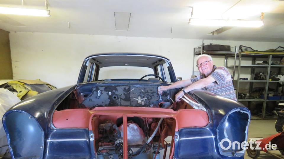 Da steckt jede Menge Arbeit drin: Der Mercedes "Heckflosse" macht dem Tüftler Sorgen. Bild: ubb