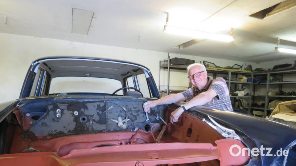 Mit beiden Händen im Motorraum: So kann Gisbert Schulwitz die Zeit vergessen. Seiner Leidenschaft frönt er manches Mal den ganzen Tag. Bild: ubb