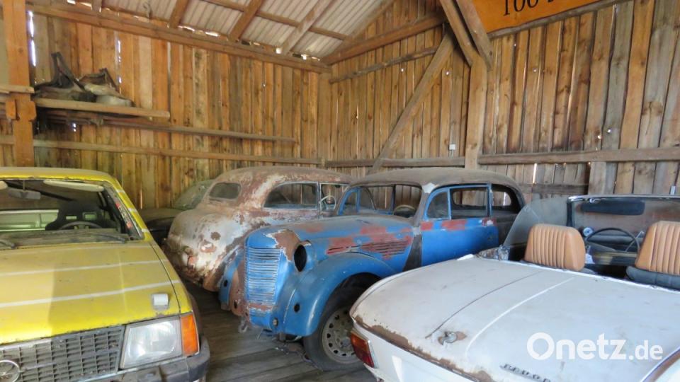 In der Sammlung des Antiquitätenhändlers sind uralte Modelle, nur zum Ausschlachten, ebenso wie Oldtimer, die nach einer Komplettsanierung jederzeit wieder gefahren werden können. Bild: ubb