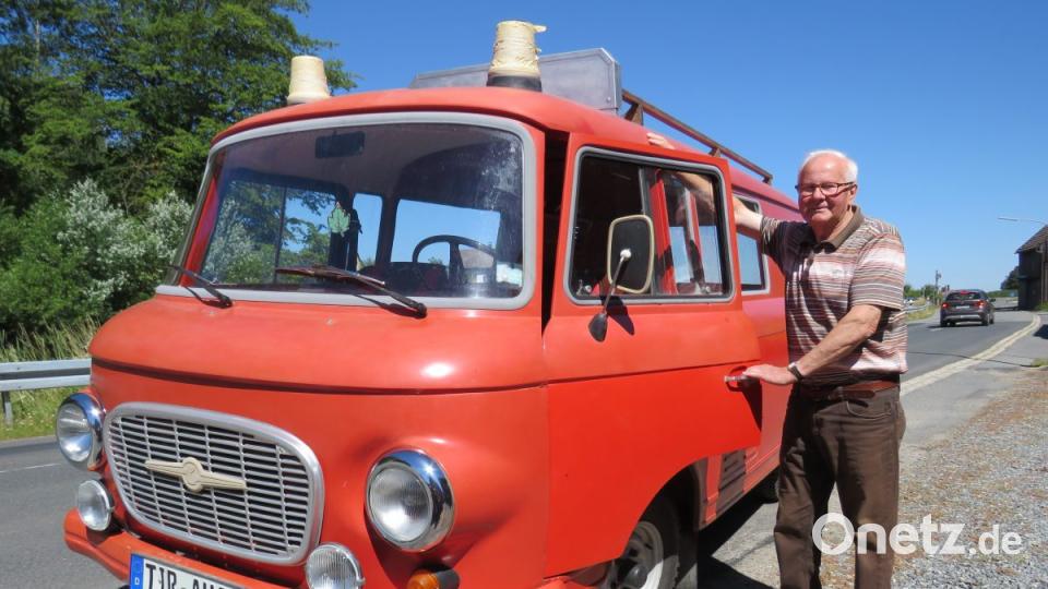 Sein ganzer Stolz: Schulwitz fährt mit seinem alten DDR-Feuerwehrauto mitunter auch zum Einkaufen. Bild: ubb