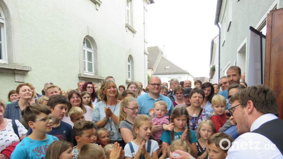 Dreimal in die Hände geklatscht: Eins, zwei drei - schon funktioniert die Zauberei. Bild: ubb