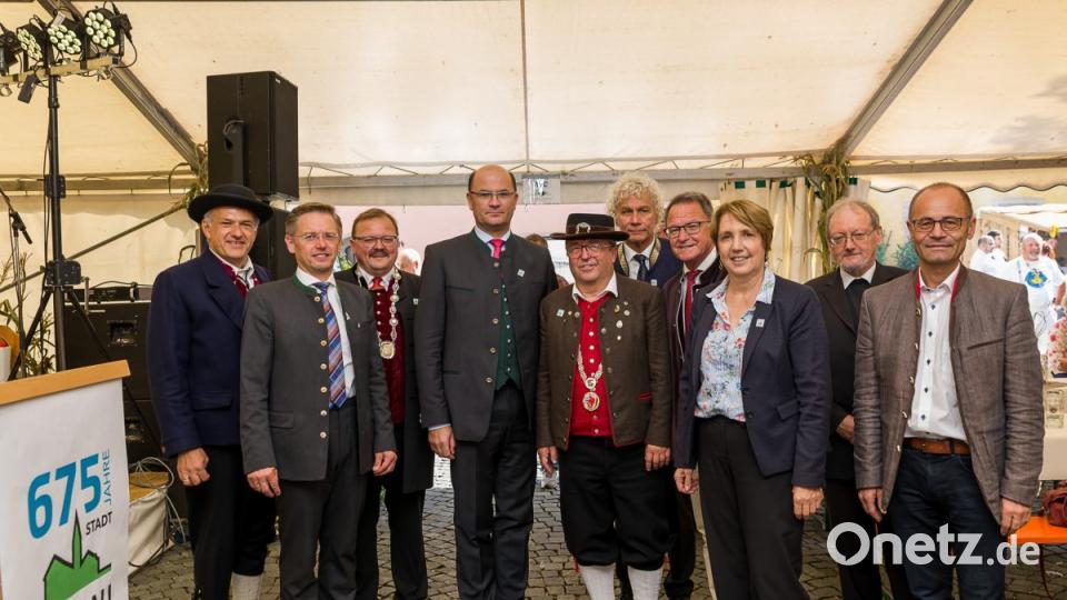 Gruppenbild: (von links) Bürgermeister Roland Grillmeier aus Mitterteich, MdL Tobias Reis; Bärnaus Bürgermeister Alfred Stier, Staatsminister Albert Füracker, Bürgermeister Toni Dutz aus Wiesau, Landrat Wolfgang Lippert, MdB a. D. Reiner Meier, MdL Anette Karl, Domkapitular Prälat Dr. Josef Ammer und stellv. Landrat Alfred Scheidler. Bild: Wolfgang Schwamberger