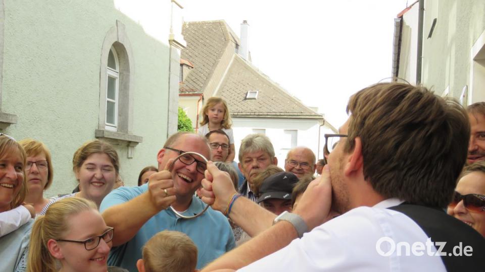 Bevor der Trick gezeigt wird, lässt Marco Knott die Zuschauer prüfen, ob alles in Ordnung ist mit dem Reifen und kein "doppelter Boden" eingebaut ist. Bild: ubb
