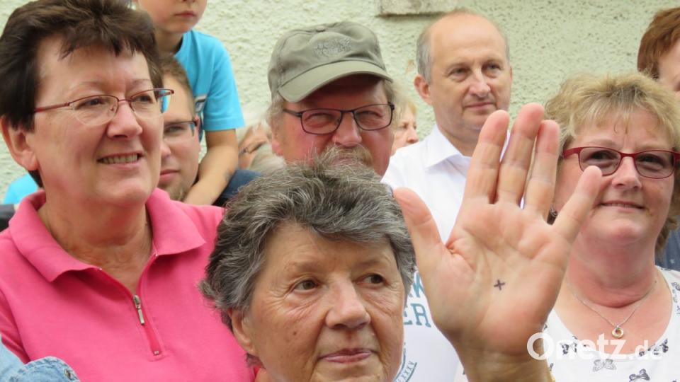 Ja was ist denn das? Plötzlich ist das Kreuzchen auf Giselas Hand. Jetzt sind auch die Erwachsenen ganz schön überrascht. Bild: ubb