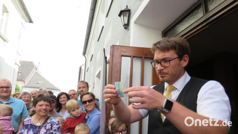 Der Klassiker mit dem Geldschein löst jedes Mal wieder Verblüffung aus. Bild: ubb