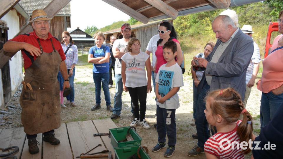 Hufschmied Werner Stubenvoll erklärt anschaulich die Beschaffenheit, Eigenschaft und unterschiedlichen Materialien rund ums Hufeisenschmieden Bild: Freya Stöckl