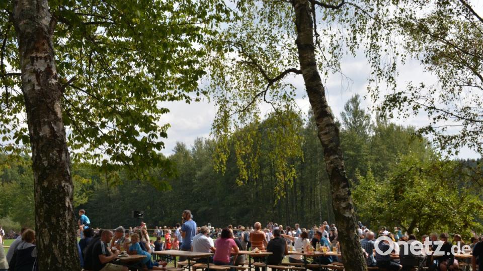 Unter Schatten spendenden Bäumen konnten die Gäste gemütlich verweilen Bild: Freya Stöckl
