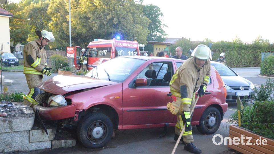 Ein Hauseingang stoppt den VW Polo. Bild: Benkhardt