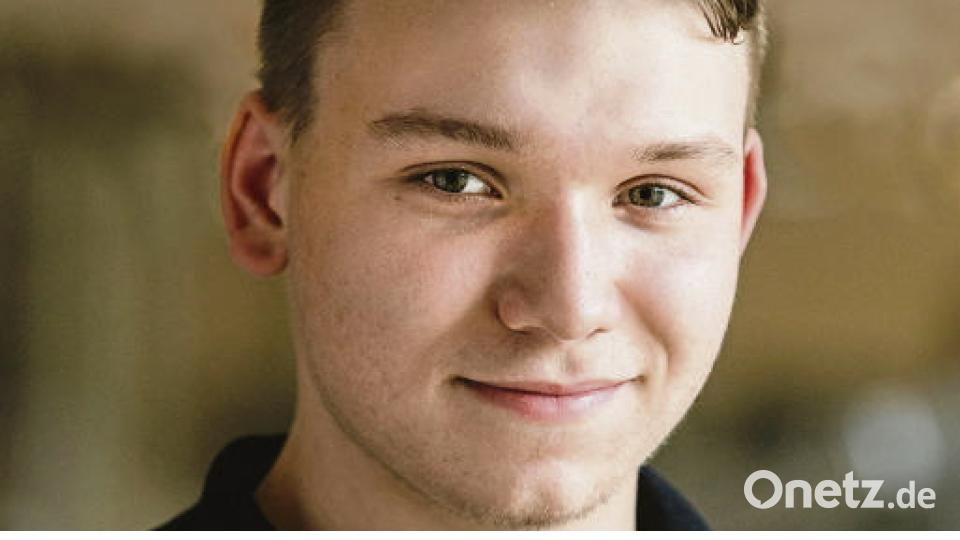 Jerome Fischer (Fitnessstudio-Mitarbeiter): „Für mich ist das Wichtigste, dass man mit sich selbst zufrieden ist. Schönheit ist was ganz Individuelles“, sagt der Mitarbeiter in einem Amberger Fitnessstudio. „Es hängt viel davon ab, wie man sich präsentiert. Egal ob man dann muskelbepackt ist oder einen Bierbauch hat.“ Weil es gerade im Fitnessbereich häufiger vorkommt, verrät Fischer, dass er es nicht schön findet, wenn jemand mit seinem Körper prahlt: „Wenn Leute dann hundert Fotos von sich auf Instagram posten, ist das einfach übertrieben.“ Auf ein gesundes Mittelmaß kommt es für Fischer an: „Wenn man zu schnell abnimmt, oder es mit dem Sport übertreibt, hat das nicht Schönheit, sondern im schlimmsten Fall gesundheitliche Probleme zur Folge.“ (pkmo) Bild: exb