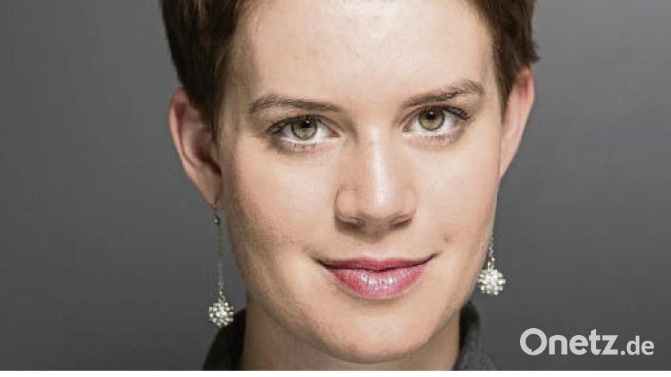 Nadja Renner (Friseurin): „Schönheit ist für mich die Kombination aus inneren und äußeren Werten“, erklärt die Friseurin. Auch Makel seien für sie attraktiv: „Ich glaube, viele sind einfach gesättigt von diesem perfekten Schönheitsideal. Makel machen Menschen interessant. In diese Richtung tut sich etwas bei den Leuten.“ Als Friseurin hat sie ihr Auge vor allem bei den Haaren: „Durch meinen Beruf fällt es mir sofort auf, wenn jemand außergewöhnliche Haare hat, zum Beispiel kräftige Naturlocken.“ Zur Schönheit ihrer Kunden trägt die Friseurin mehr bei als nur das Haare Schneiden: „Viele werden durch eine gute Frisur selbstbewusster. Auch Leuten, die zum Beispiel durch Krankheit viele Haare verloren haben, können wir Lebensqualität zurückgeben.“ (pkmo) Bild: exb