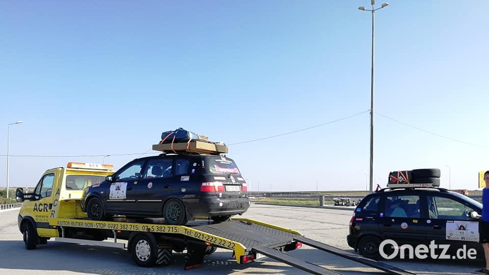 Im rumänischen Konstanza schaffte einer der beiden Boliden plötzlich keine 100 Kilometer pro Stunde mehr. Es musste ein Abschleppdienst her. Nach Aussage der Werkstatt sei die Kupplung nicht in Ordnung gewesen. Mittlerweile laufen bei Autos wieder rund. Bild: exb