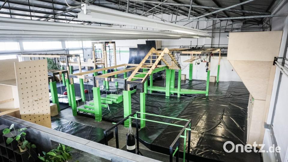Wo jetzt &quot;Ninja Warrior&quot; trainieren, wurden früher Getränkekasten gelagert. Jetzt wirkt die Halle wie ein Mix aus Großstadt-Café, Fitnessstudio und Spielplatz für muskelbepackte Jungs. Bild: jut