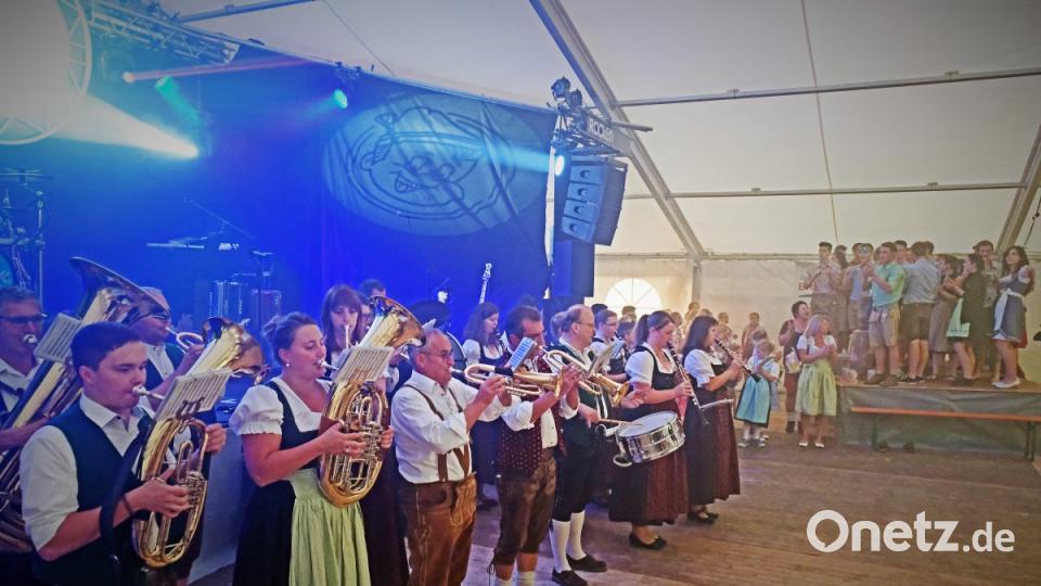 Die Kirwapaare marschieren mit den Naabtalern ein Bild: twi