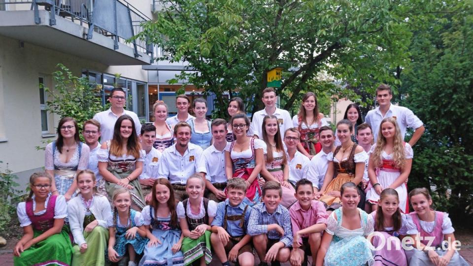 Die Kirwapaare, vorne die Kirwakinder Bild: twi