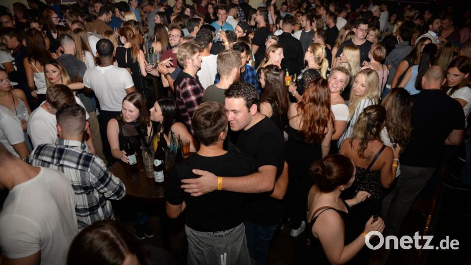 Proppevoll wars im Casino Saal auch noch kurz nach 2 Uhr. Bild: brü