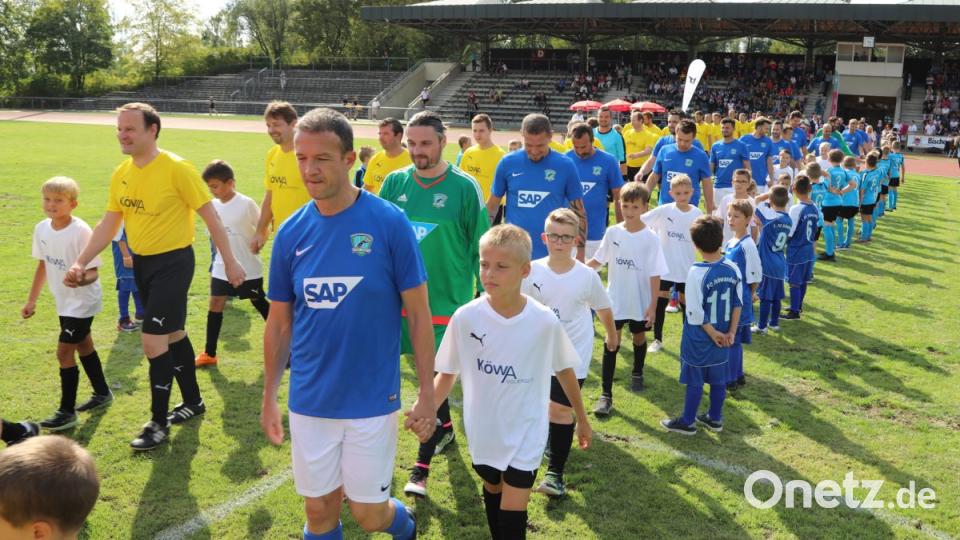 Angeführt von Fredi Bobic .liefen die Ex-Profis und Spieler der Schwandorfauswahl ins Spielfeld ein. Bild: Gerhard Götz