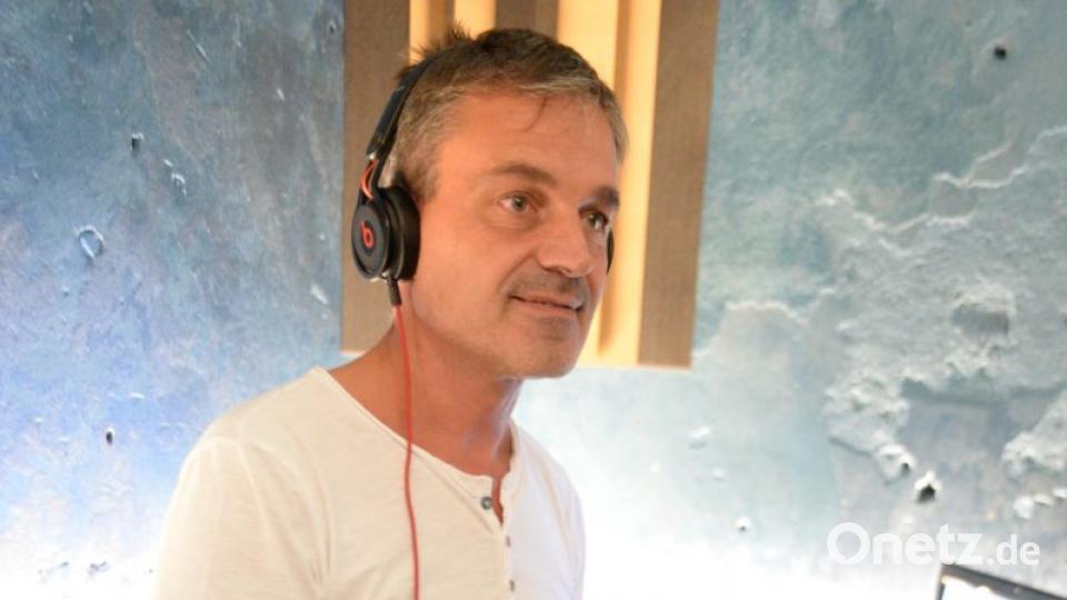 Amberg tanzt, sie machten die Musik dazu. Im Blauen Haus DJ Mashmike mit Partymusic and Mashups. Bild: brü