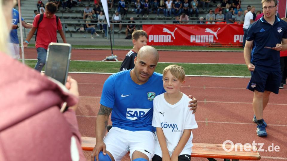 Ein Foto mit dem Flügelflitzer: David Odonkor war beim Benefizspiel sehr gefragt, als es um gemeinsame Bilder und Autogramme ging. Odonkor galt 2006 als die Überraschungsnominierung von Jürgen Klinsmann für die Heim-WM. Bild: Gerhard Götz