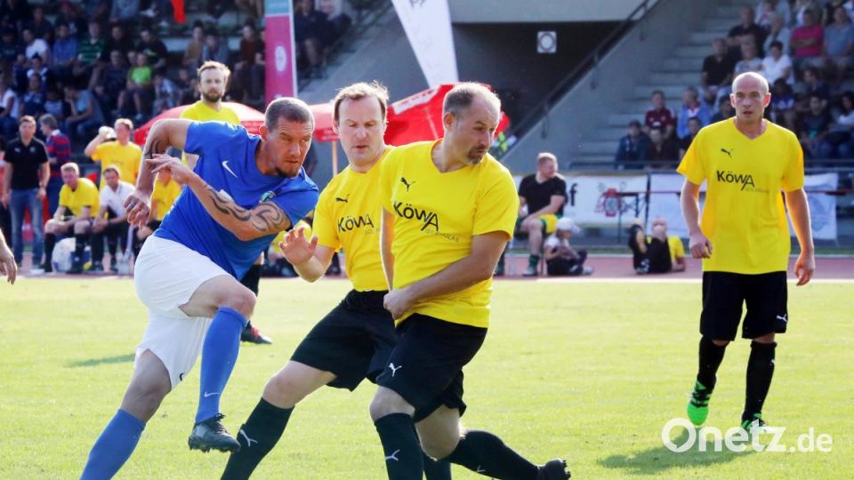 Sean Dundee (links) kann es noch immer: Der ehemalige Bundesliga-Profi, der unter anderem für den VfB Stuttgart und den Karlsruher SC auf Torejagd ging, netzte auch beim Benefizspiel im Sepp-Simon-Stadion. Bild: Gerhard Götz