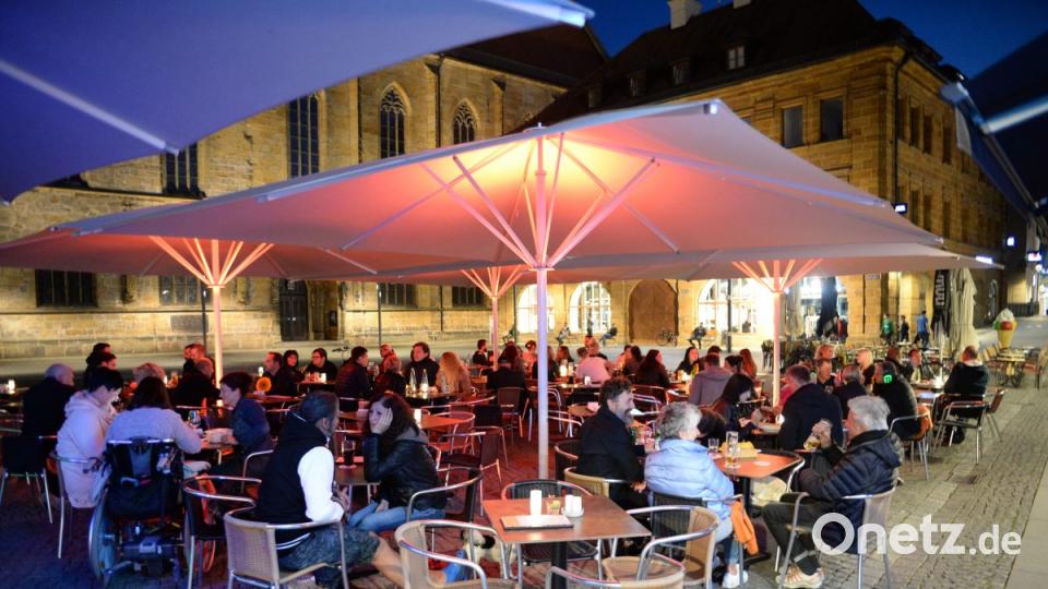 Amberg tanzt. Oder wie hier im Zentral zunächst nicht so. Die Silent Disco mit DJ Dr. Love (Alternative Rock, Partyrock) &amp; DJ Vars (electro) sorgte zur Eröffnung damit, dass sich die Besucher per Kopfhörer vor dem Zentral noch im Sitzen per Musik berieseln liesen. Bild: brü