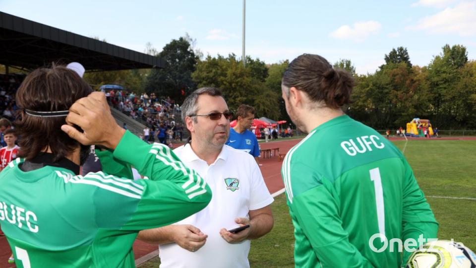 Rainer Hahn von Global United hat dafür gesorgt, dass etliche Ex-Profifußballer nach Schwandorf kamen. Bild: Gerhard Götz