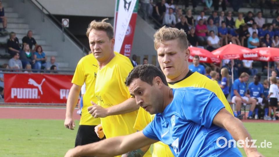 Die Ex-Profis zeigten feine Tricks wie den Rabona. Bild: Gerhard Götz