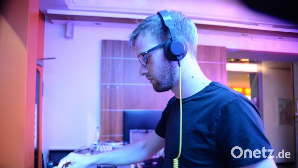 Amberg tanzt, sie machten die Musik dazu. DJ Vars im Zentral. Bild: brü