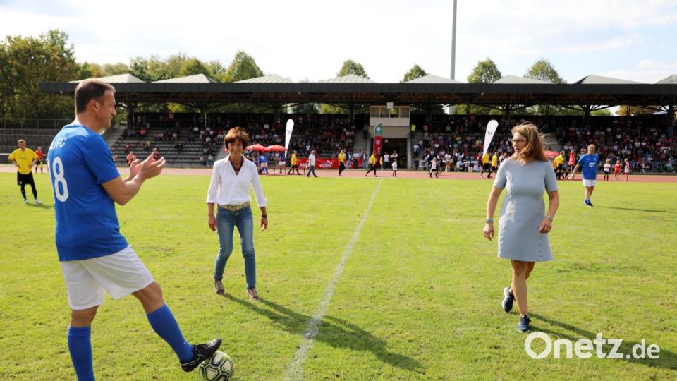 Applaus von Europameister Fredi Bobic: Das Benefizspiel eröffneten die Bürgermeisterinnen Ulrike Roidl und Martina Englhardt-Kopf mit einem Anstoß. Das Kicken überließen sie aber lieben den Fußballern der Schwandorfer Stadtvereine und ihren männlichen Stadtratskollegen. Bild: Gerhard Götz