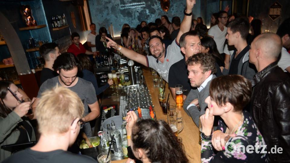 Partystimmung auf engstem Raum im Blauen Haus. Bild: brü