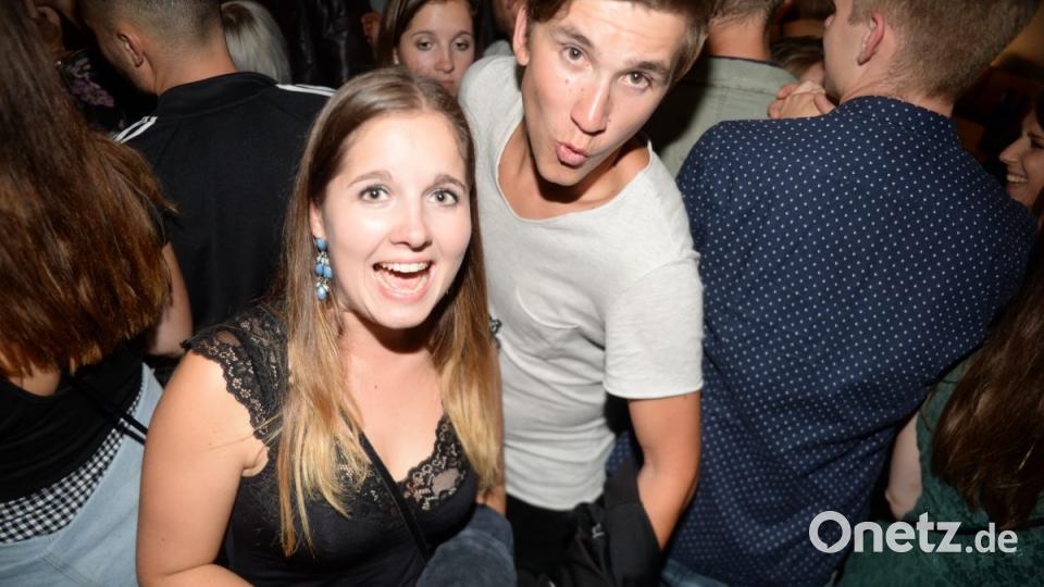 Partystimmung auf engstem Raum im Blauen Haus. Bild: brü