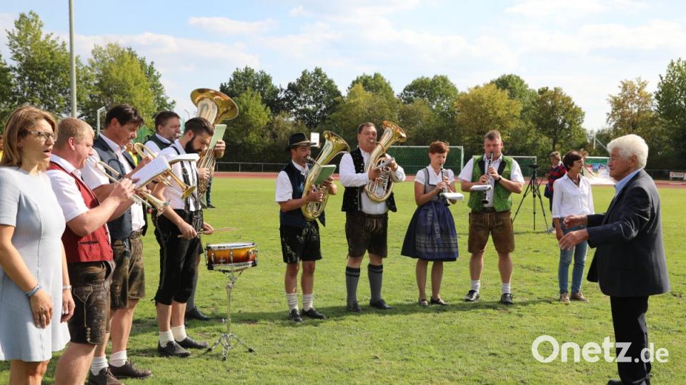 Auch Chorleiter Gotthilf Fischer (rechts, mittlerweile 90 Jahre) kam nach Schwandorf. Vor dem Anstoß dirigierte er die Musiker, die die Bayernhymne spielten. Bild: Gerhard Götz