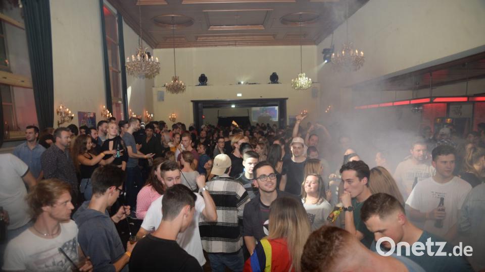 Proppevoll wars im Casino Saal auch noch kurz nach 2 Uhr. Bild: brü