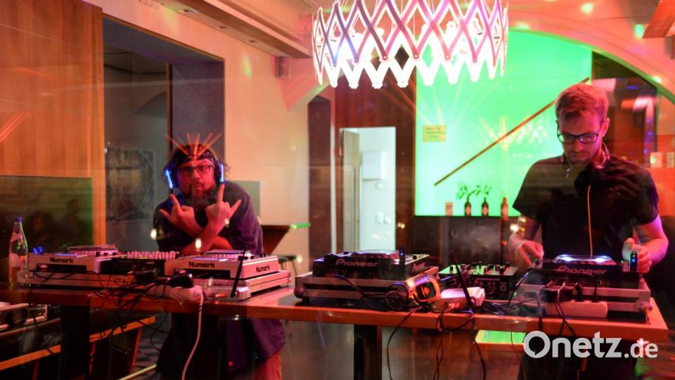 Amberg tanzt, sie machten die Musik dazu. Silent Disco mit DJ Dr. Love (Alternative Rock, Partyrock) &amp; DJ Vars (electro) im Zentral. Bild: brü