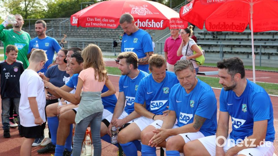 Das Spiel läuft gerade, die Kicker nehmen sich trotzdem Zeit für die jungen Fans. Beim Benefizspiel präsentierten sich die Ex-Profis sehr zuschauernah und locker. Bild: Gerhard Götz