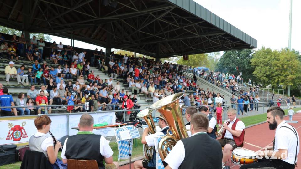 Die Fronberber Kirwa-Musikanten spielten vor der Haupttribühne Bild: Gerhard Götz