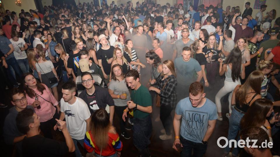 Proppevoll wars im Casino Saal auch noch kurz nach 2 Uhr. Bild: brü