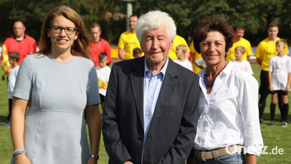Die Bürgermeisterinnen Martina Englhardt-Kopf (links) und Ulrike Roidl (rechts) ließen sich mit Chorleiter Gotthilf Fischer ablichten. Bild: Gerhard Götz