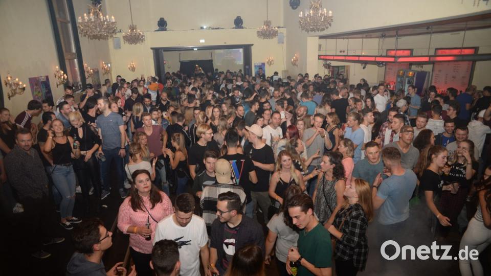 Proppevoll wars im Casino Saal auch noch kurz nach 2 Uhr. Bild: brü