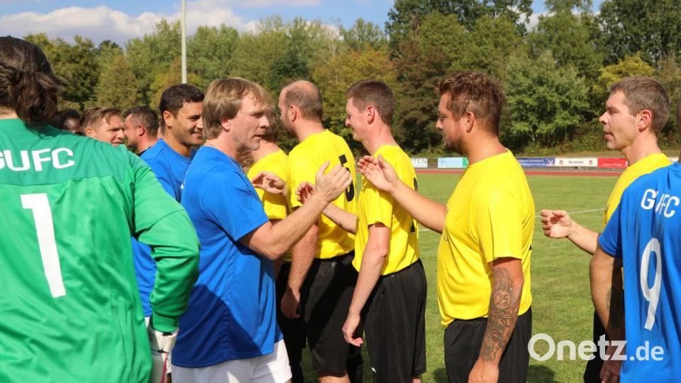 Die Kicker von Global United FC und der Schwandorfauswahl klatschen sich vor dem Anstoß ab. Auch beim Spiel ging es fair zu. Bild: Gerhard Götz