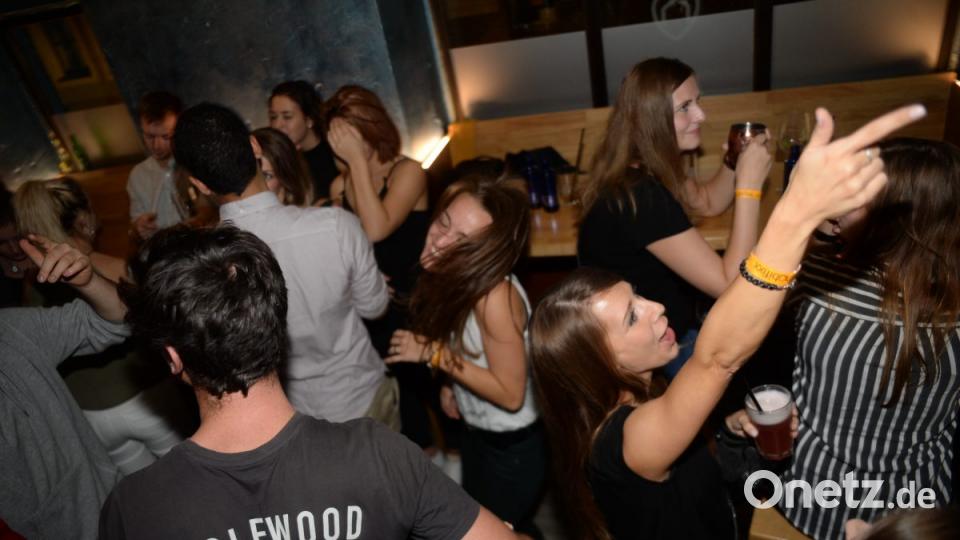 Partystimmung auf engstem Raum im Blauen Haus. Bild: brü