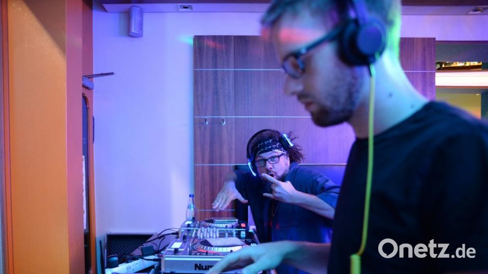 Amberg tanzt, sie machten die Musik dazu. Hier bei der Silent Disco mit DJ Dr. Love (hinten) und DJ Vars im Zentral. Bild: brü