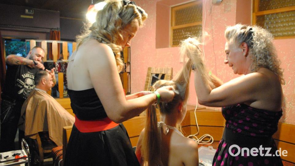 Letztes Styling im 50-er Look: Die beiden Friseurstudios verhalfen dazu Bild: gag