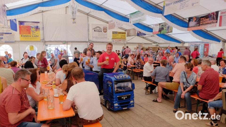 Rundfahrten mit den RC Trucks von Gerhard und Jürgen Süß waren nicht nur für die Kleinsten eine Freude. Die Verantwortlichen der Feuerwehr Teunz mussten, zur Freude der Gäste“ mit dem Fahrzeug eine Runde übers Festgelände fahren. Bild: tkr