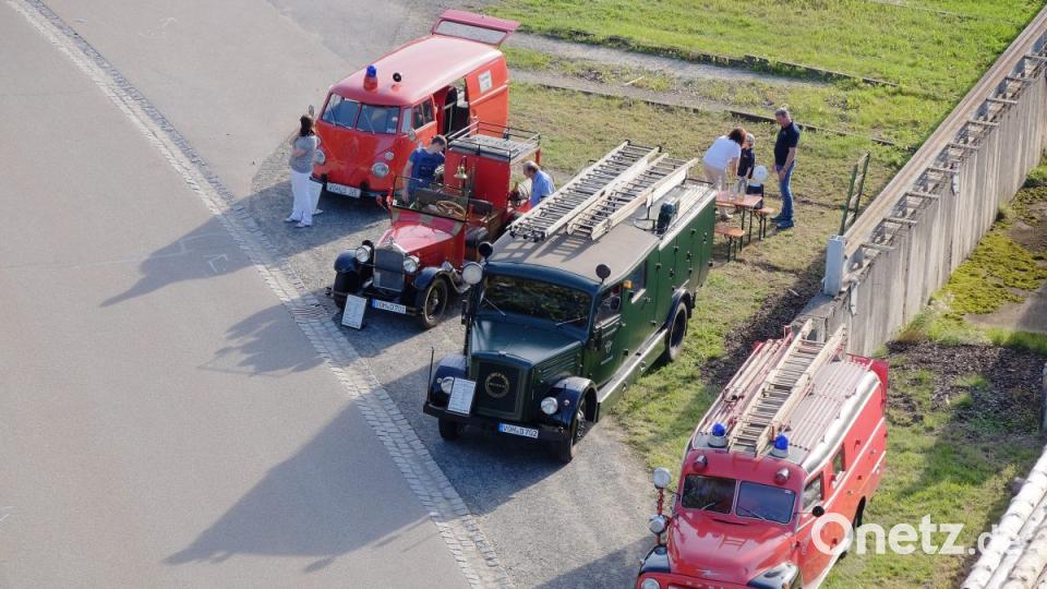 Die Entwicklung der Feuerwehrfahrzeuge wurde deutlich an den historischen Fahrzeugen der Feuerwehr Vohenstrauß. Bild: tkr