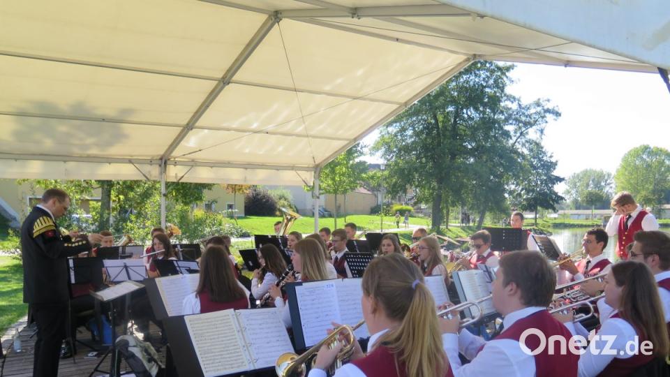 Als Kapellmeister von Format erwies sich Jürgen Kratochvill beim Konzert der Jugendbergmannskapelle Pegnitz auf der Seebühne. Bild: jzk