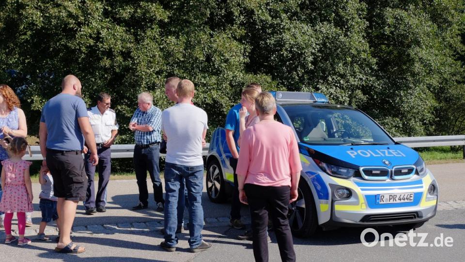 Ein Highlight war das Elektroeinsatzfahrzeug der Polizei vom Typ BMW i3 . Karlheinz Senft von der PI-Oberviechtach stand für die viele Fragen zur Verfügung. Bild: tkr