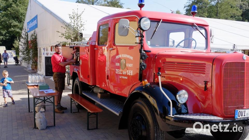 Ein Löschfahrzeug für besondere Einsätze war unter den historischen Fahrzeugen. Statt Wasser spendete der Oldtimer ein kühles Weißbier mit Schaum. Bild: tkr