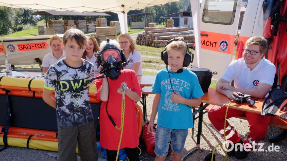 Am Stand der Wasserwacht gaben die jungen Helferinnen und Helfer gerne Auskunft über ihr Einsatzspektrum. Die Kinder konnten unter anderem ein Tauchertelefon ausprobieren. Bild: tkr